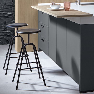 Verlengd eiken barblad aan carbongrijs eiland.