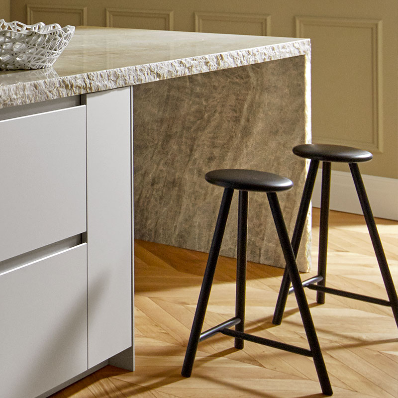 Natuurstenen blad met bronskleurige achterwand en accessoire.