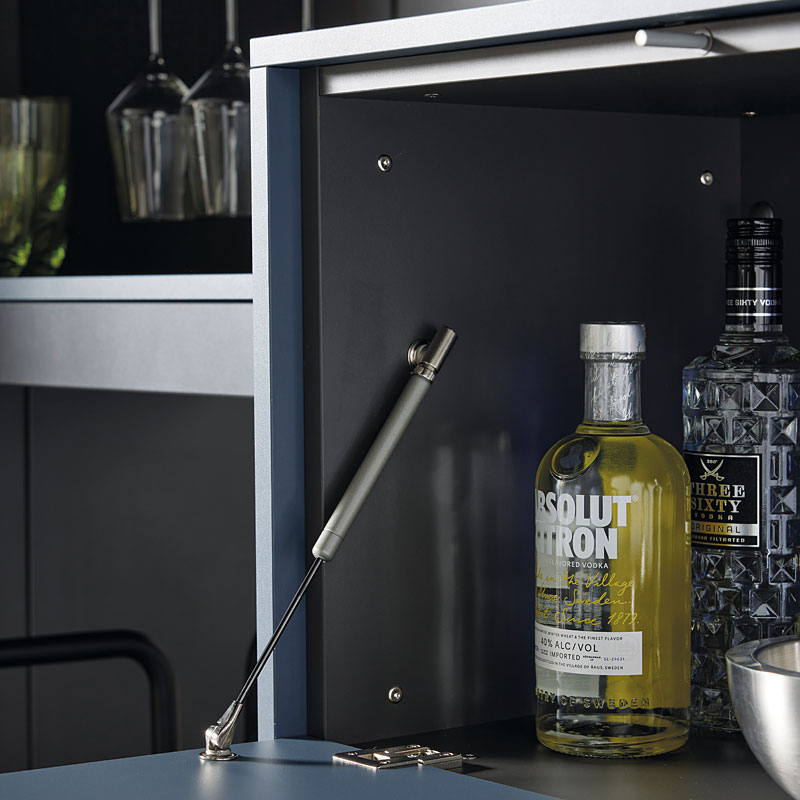 Detail van baropslag met flessen.