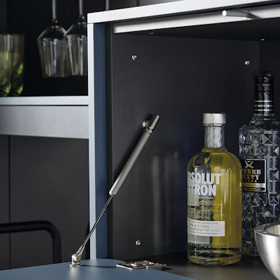 Detail van baropslag met flessen.