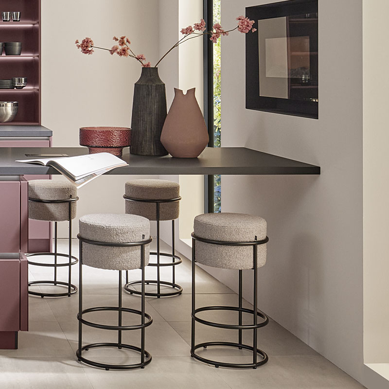 Design barzit met hoge krukken in moderne keuken