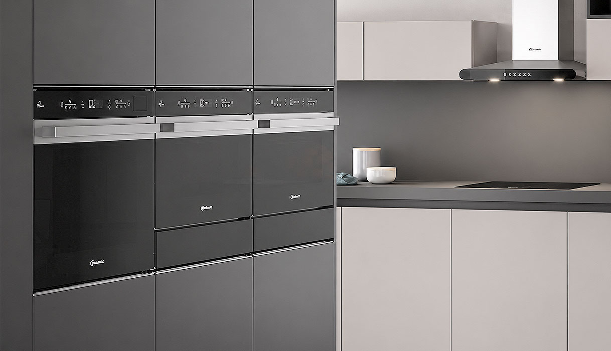 Kastenwand met meerdere Bauknecht inbouw ovens uit verschillende Collections naast elkaar