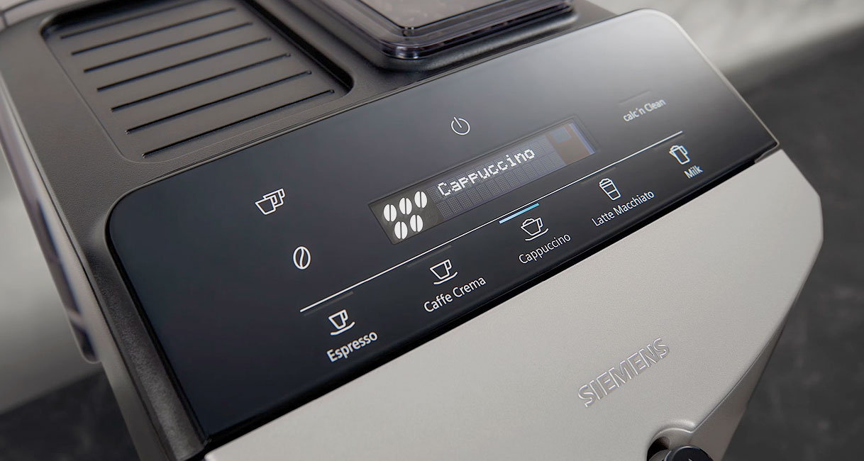 Bedieningspaneel van een Siemens volautomaat met knoppen en klein display voor koffiekeuze