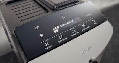 Bedieningspaneel van een Siemens volautomaat met knoppen en klein display voor koffiekeuze