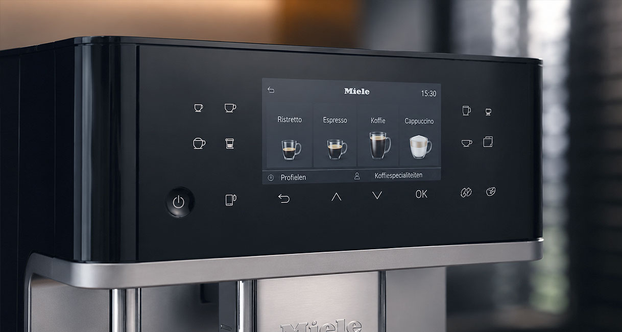 Touchscreen van een Miele volautomaat met koffiespecialiteiten en profielen op het display