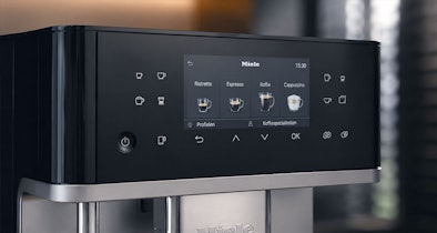 Touchscreen van een Miele volautomaat met koffiespecialiteiten en profielen op het display