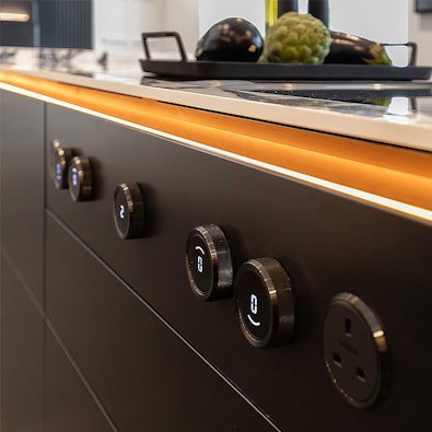 Bediening in strak zwarte front