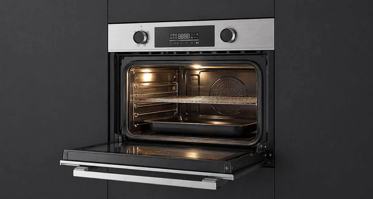 Beko combimagnetron in RVS met open deur en verlichte ovenruimte voor bakken braden en magnetrongebruik