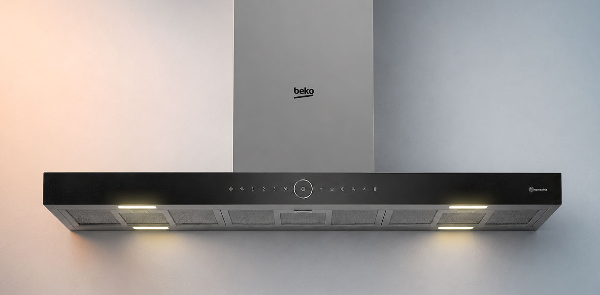 Zwarte Beko eilandschouw afzuigkap met touch-bediening en verlichting hangend aan de muur