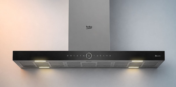 Zwarte Beko eilandschouw afzuigkap met touch-bediening en verlichting hangend aan de muur