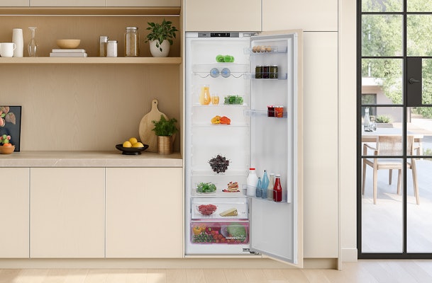 Open Beko inbouwkoelkast met overzicht van koelruimte en vriesvakopties