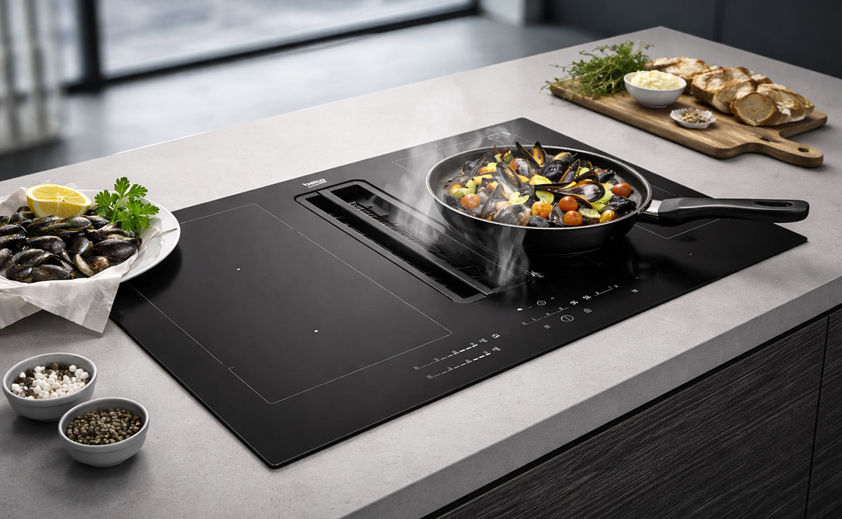 Beko inductiekookplaat met geïntegreerde afzuiging in kookeiland met pan mosselen waarvan de stoom direct wordt afgezogen.