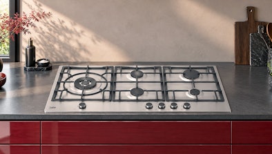 Beko gaskookplaat op staal met vijf branders en gietijzeren pannendragers
