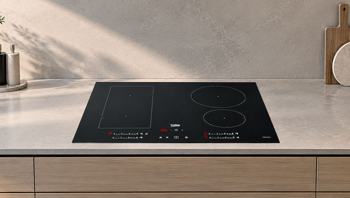 Beko inductie kookplaat met vier zones en sliderbediening in een licht werkblad