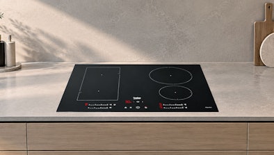 Beko inductie kookplaat met vier zones en sliderbediening in een licht werkblad