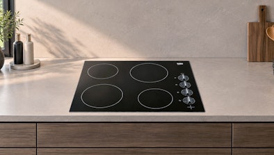 Beko keramische kookplaat met vier zones en draaiknoppen in een donker werkblad