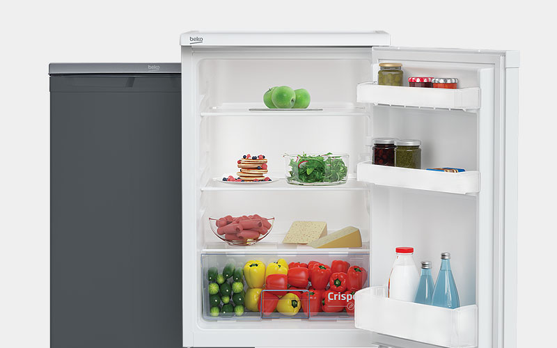 Open Beko tafelmodel koelkast met verse groenten, fruit en zuivel in een moderne keuken