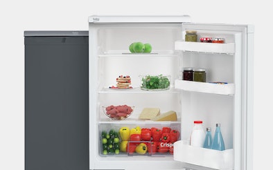 Open Beko tafelmodel koelkast met verse groenten, fruit en zuivel in een moderne keuken