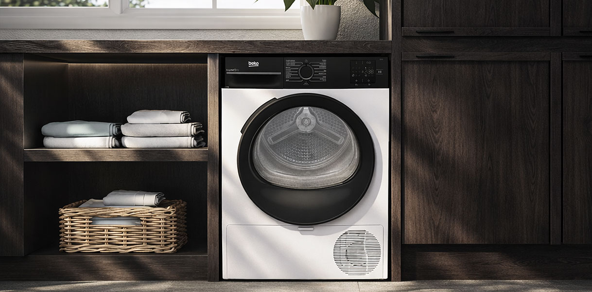 Beko warmtepompdroger in donkere houten kast met rieten wasmand voor betaalbare basisfuncties