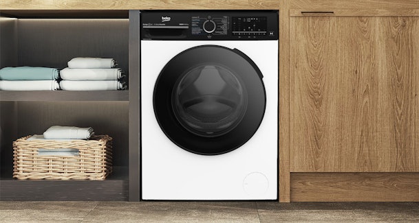 Beko 10 kg wasmachine met grote trommel en ProSmart Inverter-motor in moderne wasruimte.