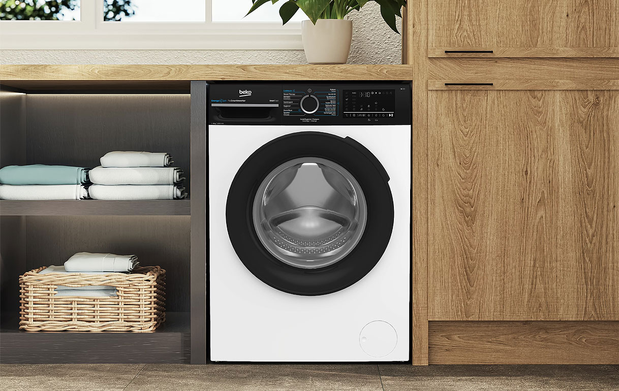 Beko 8 kg wasmachine met ProSmart inverter-motor ingebouwd in moderne wasruimte met opgevouwen handdoeken.