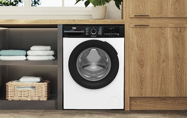 Beko 8 kg wasmachine met ProSmart inverter-motor ingebouwd in moderne wasruimte met opgevouwen handdoeken.