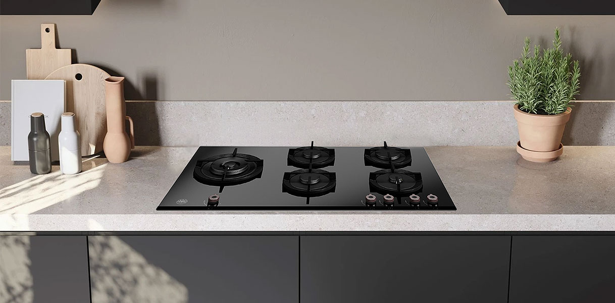 Bertazzoni gaskookplaat met vijf gasbranders en krachtige wokbrander in een moderne keuken