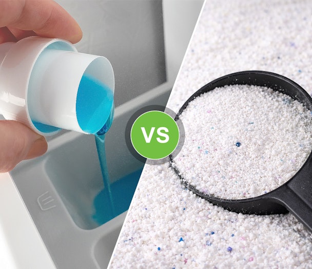 Vloeibaar wasmiddel en waspoeder naast elkaar als vergelijking voor zwarte was