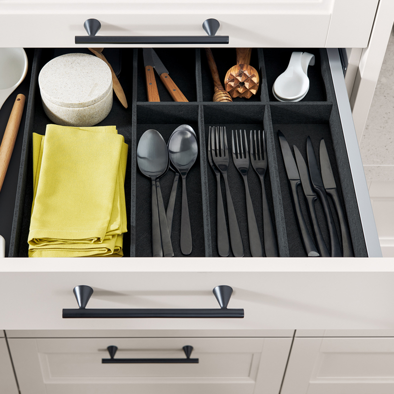 Bestekbakken voor messen, vorken en lepels.