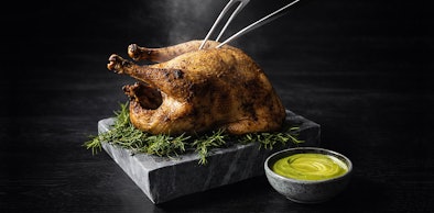 Sappig geroosterd kippetje met kruiden en groene saus bereid met stoom voor betere smaak en textuur