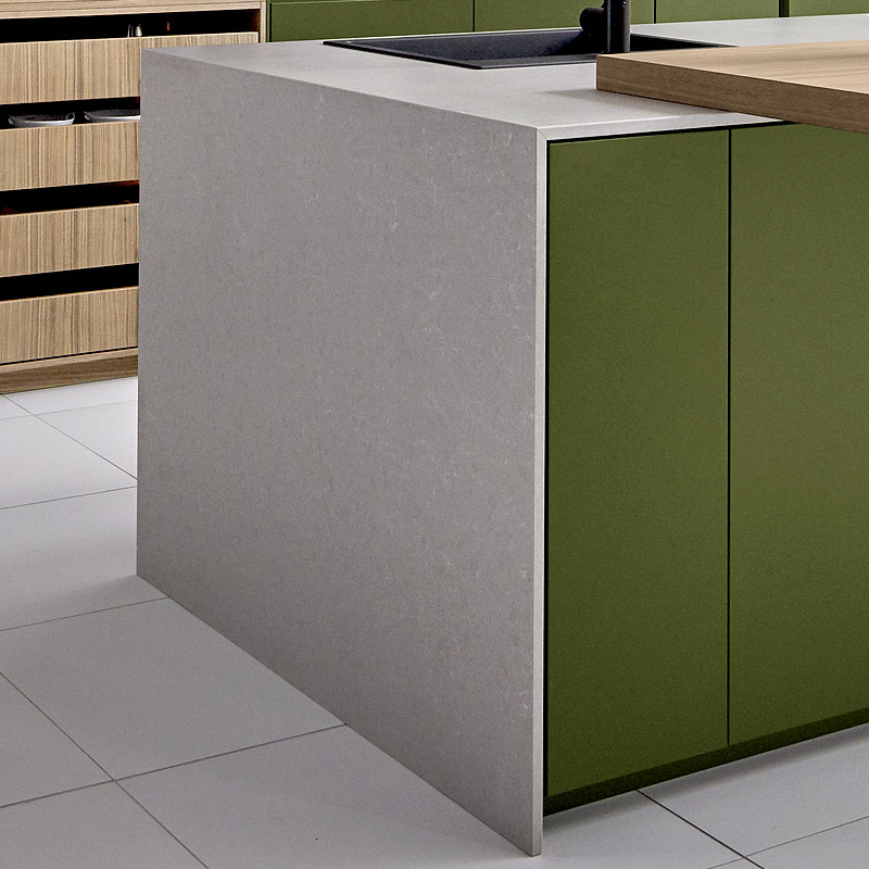 werkblad met matte afwerking tegen greeploze sepiagroene keukenkasten.