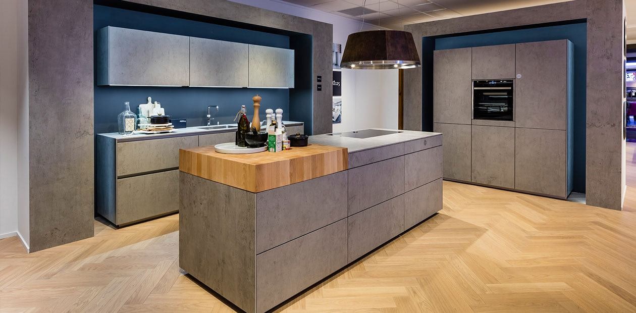 Keukens met keramische fronten in betonlook vind je regelmatig terug binnen de design keukenstijl.