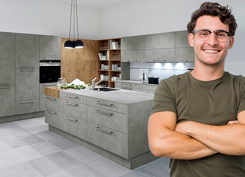 Betonlook keuken van Bemmel & Kroon met kookeiland en houten open vakken