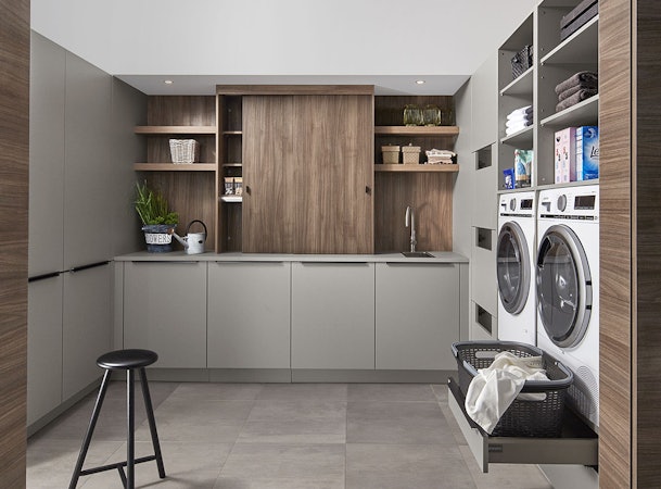 Een bijkeuken in dezelfde stijl als de keuken.