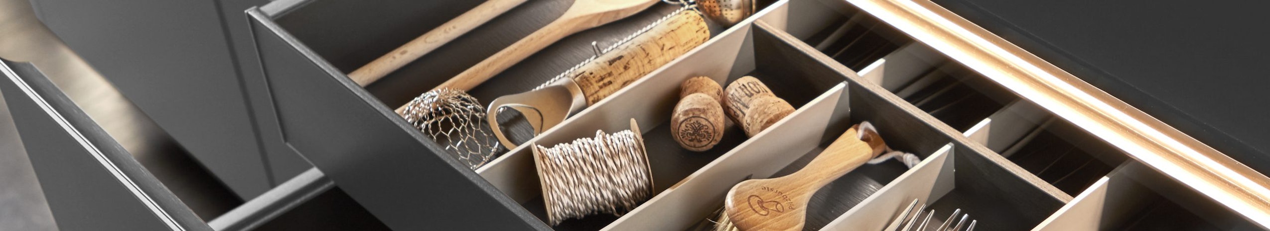 De laden indelingen van een i-luminate keuken nodigt uit tot aanraken en netjes opbergen.