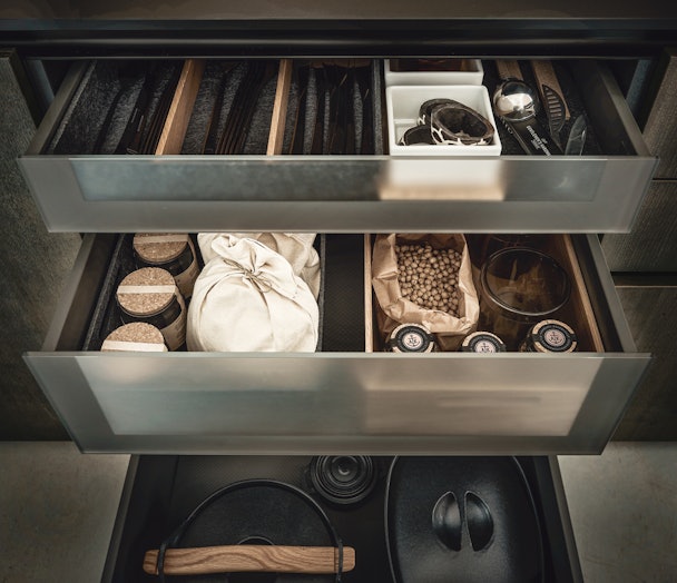 Binnenladen met matte glasfronten - NX510 keuken