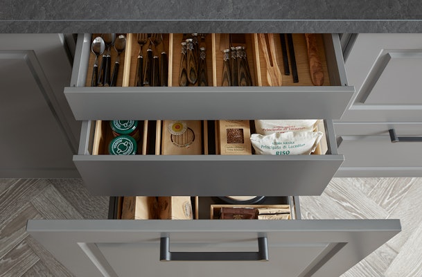 Binnenruimte buffet onderkast met handige indeling.