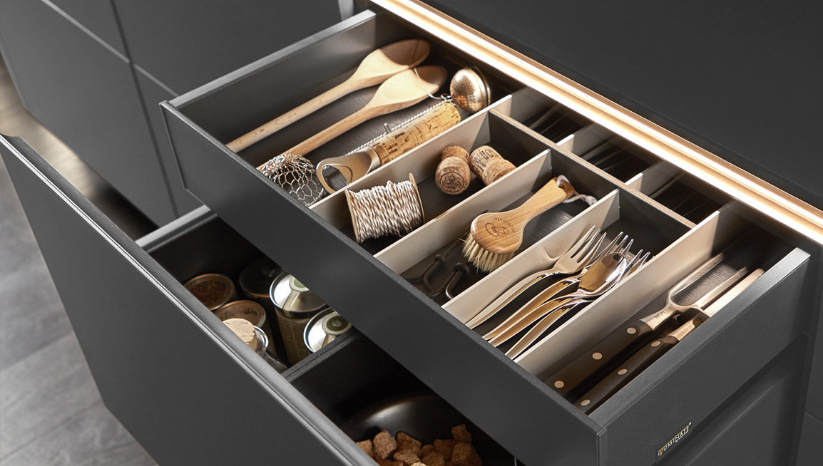 De binnenuitrusting van een i-luminate lade nodigt uit tot aanraken en netjes opbergen.