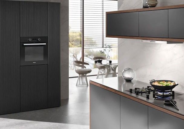 Miele BlackLine oven en kookplaat in moderne keuken met zwart design en roestvaststalen accenten