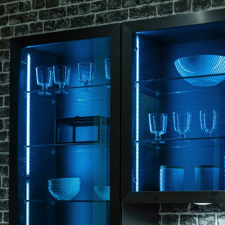 Blauwe TL-verlichting industriele keuken