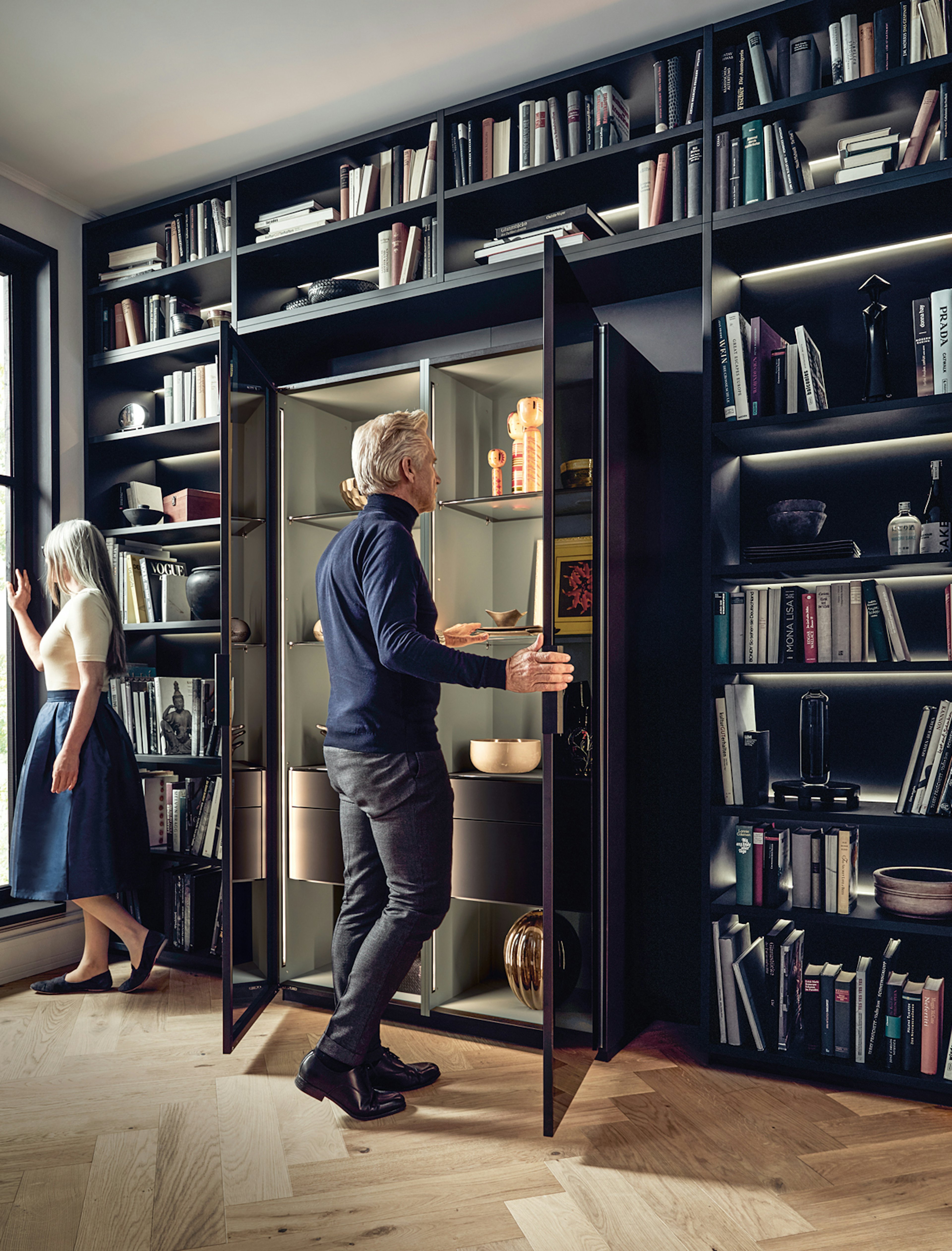 De boekenplank met vitrinekast als boekenkast met podium voor uw mooiste spullen.