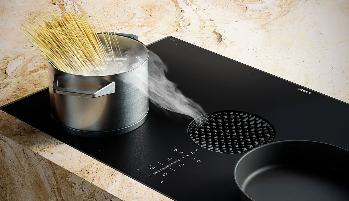 Bora kookveldafzuiging in een inductiekookplaat met dampende pan zonder afzuigkap