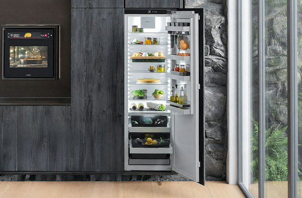 BORA Cool inbouwkoelkast geopend met voedsel op planken en Fresh zero laden naast BORA X BO ovens