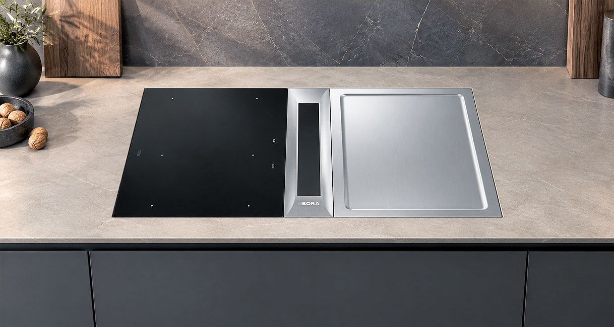 BORA Professional 3.0 modulair kookeiland met Tepan bakplaat en inductievelden naast afzuigmodule