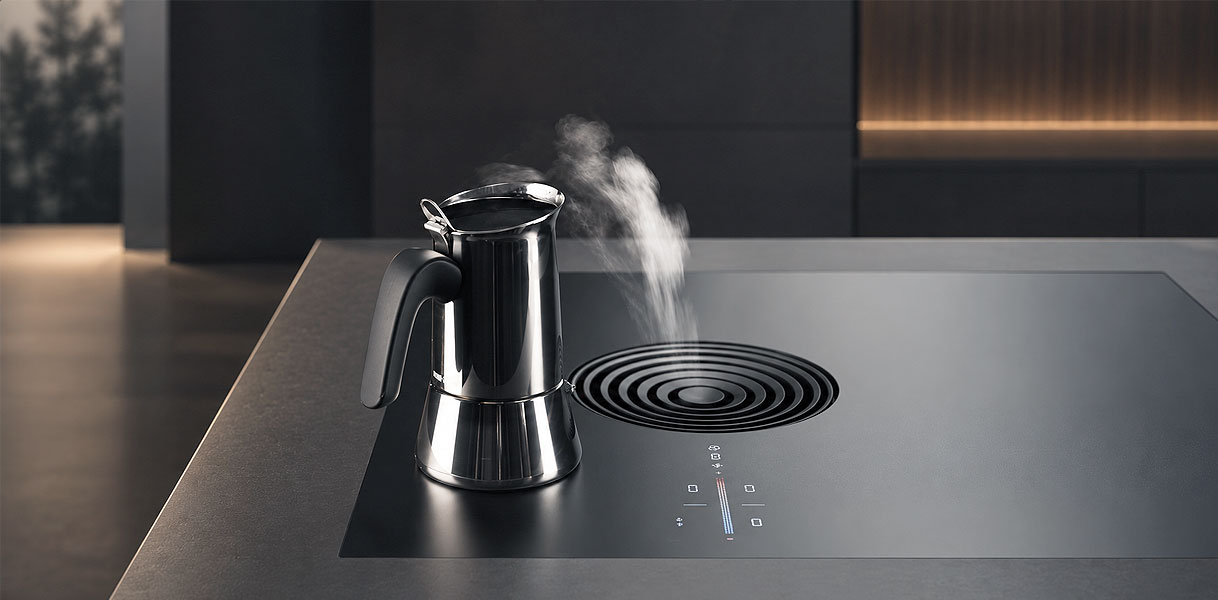 BORA S Pure kookplaat met dampende espressopot naast asymmetrisch geplaatste afzuigopening