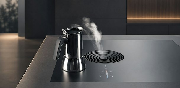 BORA S Pure kookplaat met dampende espressopot naast asymmetrisch geplaatste afzuigopening