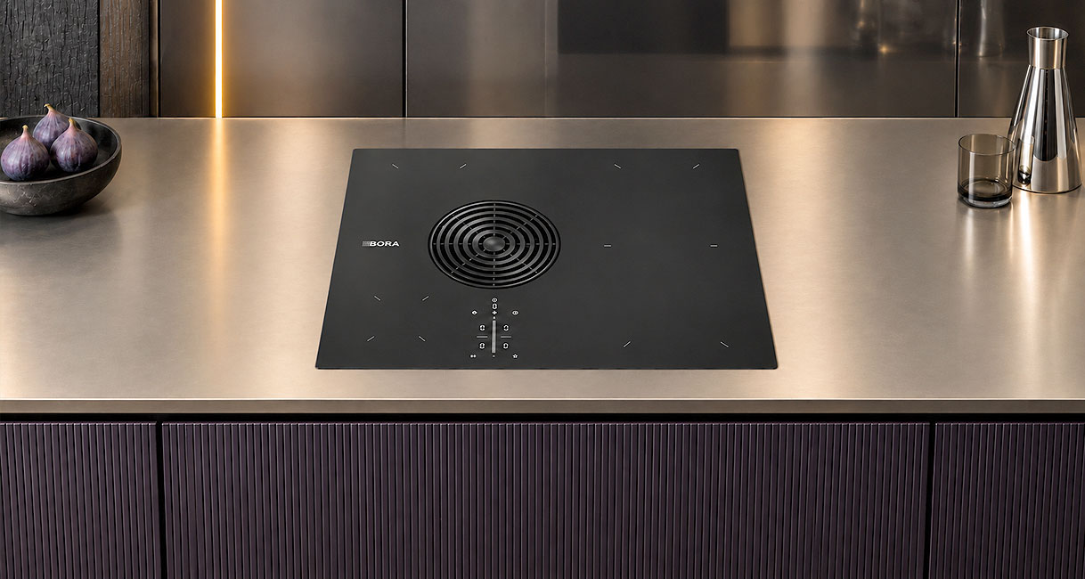 BORA S Pure compacte kookplaat met afzuiging en vier inductiezones op donker werkblad