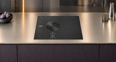BORA S Pure compacte kookplaat met afzuiging en vier inductiezones op donker werkblad