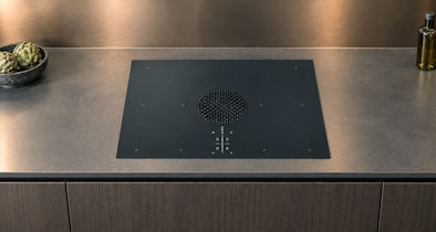 BORA X Pure kookplaat met afzuiging en vier inductiezones op donker werkblad van bovenaf