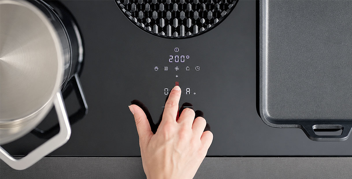 BORA X Pure kookplaat met hand op sControl+ slider en verlichte kookzone iconen en timer
